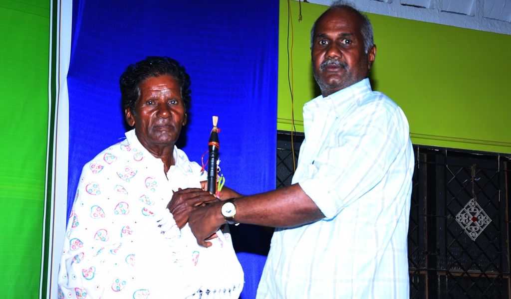 இசைக் கலைஞர்களுக்குப் பயனாடை