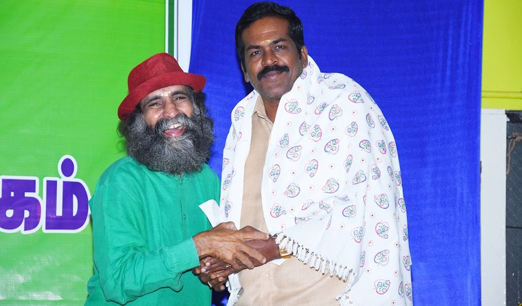 முப்பெரும் விழாவில் நிருவாகிகளுக்குச் சிரிப்பானந்தா பயனாடை