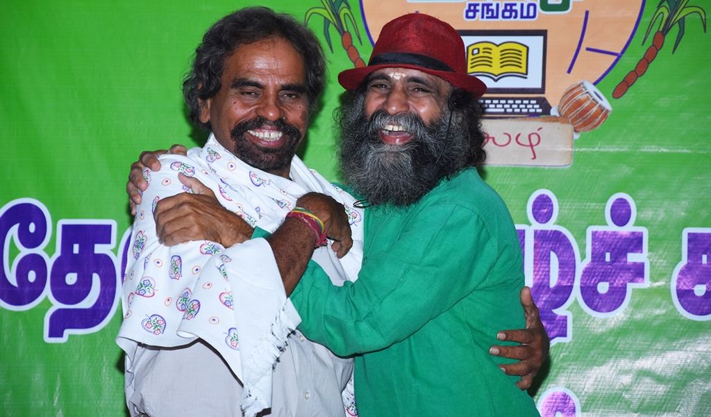 முப்பெரும் விழாவில் நிருவாகிகளுக்குச் சிரிப்பானந்தா பயனாடை