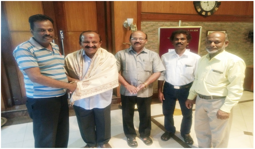 தேனித் தமிழ்ச் சங்கம் சிறப்பித்தல் - படம்